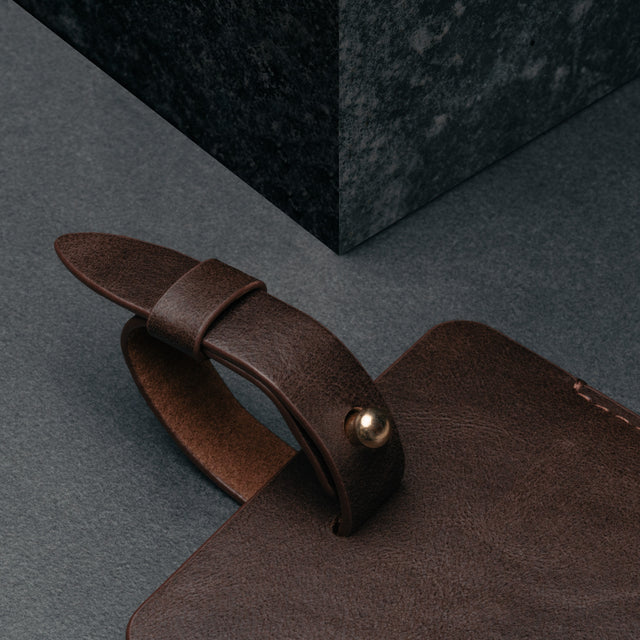 Adjustable strap on the Dark Brown Leather Luggage Tag