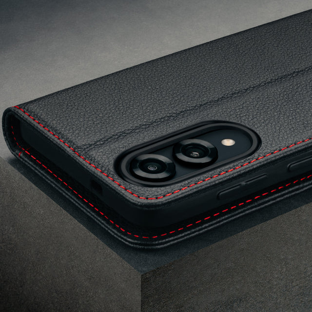 Camera cutout on the Black with Red Detail Leather Case for Galaxy S25 Edge
